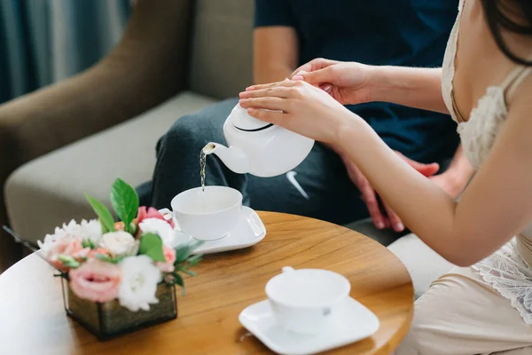 Porselen Fincanlar Çaydanlıkla Siyah Çay Içen Çay — Stok fotoğraf