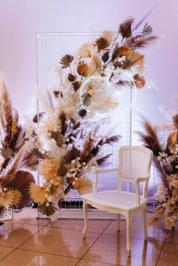 Doğal çiçekler ve yeşil elementlerden yapılmış zarif düğün süsleri.