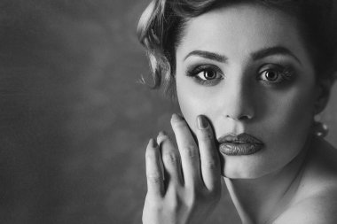 Genç esmer kız model ve aktris yakın plan portresi, siyah ve beyaz