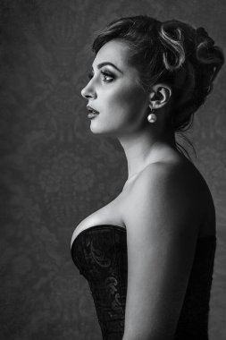 Genç esmer kız model ve aktris yakın plan portresi, siyah ve beyaz