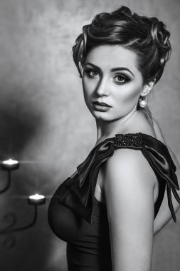 Genç esmer kız model ve aktris yakın plan portresi, siyah ve beyaz
