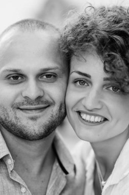 Bir erkek ve bir kız, eski Avrupa 'nın boş sokaklarında mutlu mesut yürürler.