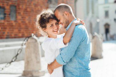 Bir erkek ve bir kız, eski Avrupa 'nın boş sokaklarında mutlu mesut yürürler.