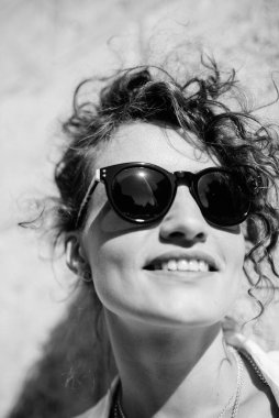 Genç kız Avrupa 'nın eski sokaklarında yürüyor.