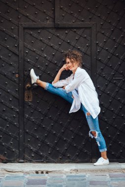 Genç kız Avrupa 'nın eski sokaklarında yürüyor.