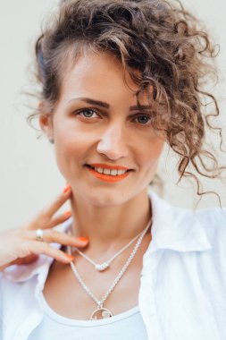 Genç kız Avrupa 'nın eski sokaklarında yürüyor.