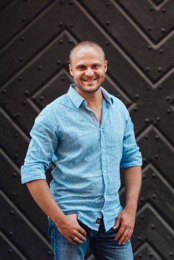 Genç adam, fotoğrafçı Avrupa 'nın eski sokaklarında yürüyor.