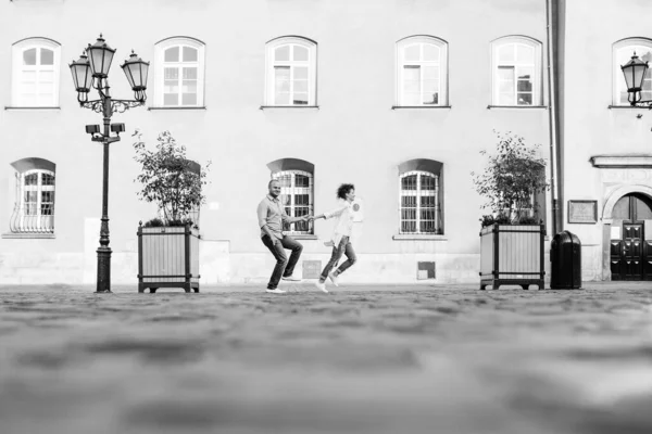 Cara Uma Menina Feliz Andar Manhã Nas Ruas Vazias Velha — Fotografia de Stock