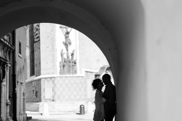 Guy Girl Happily Walk Morning Empty Streets Old Europe — Stock Photo, Image