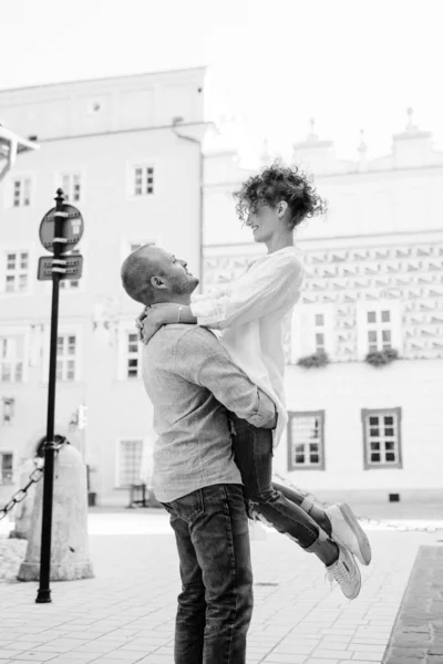 Cara Uma Menina Feliz Andar Manhã Nas Ruas Vazias Velha — Fotografia de Stock