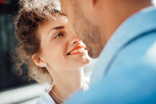 Chico Una Chica Felizmente Caminar Por Mañana Las Calles Vacías — Foto de Stock