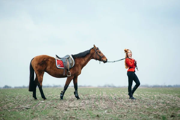 Menina Jóquei Cabelos Vermelhos Casaco Vermelho Botas Pretas Com Cavalo — Fotografia de Stock