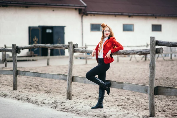 Vermelho Cabelos Jóquei Menina Casaco Vermelho Preto Botas Altas Olha — Fotografia de Stock