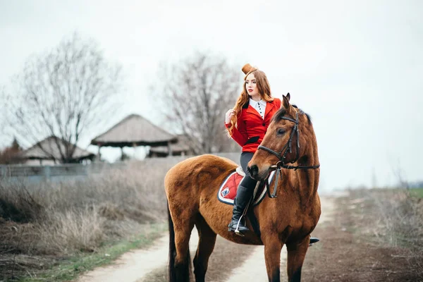 Κοκκινομάλλα Αναβάτρια Κόκκινη Ζακέτα Και Μαύρες Ψηλές Μπότες Άλογο Για — Φωτογραφία Αρχείου