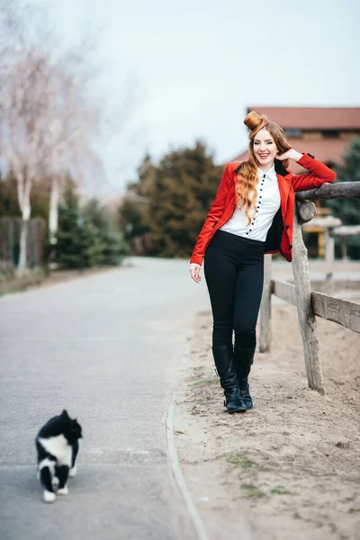 Fille Jockey Aux Cheveux Roux Dans Cardigan Rouge Bottes Hautes — Photo