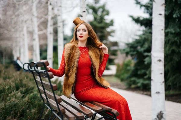 Jovem Com Cabelo Vermelho Vestido Vermelho Brilhante Banco Parque Vazio — Fotografia de Stock