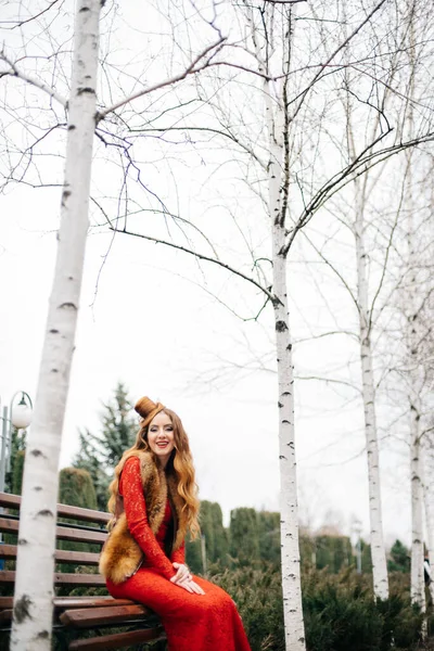 Молодая Девушка Рыжими Волосами Ярко Красном Платье Скамейке Пустом Парке — стоковое фото