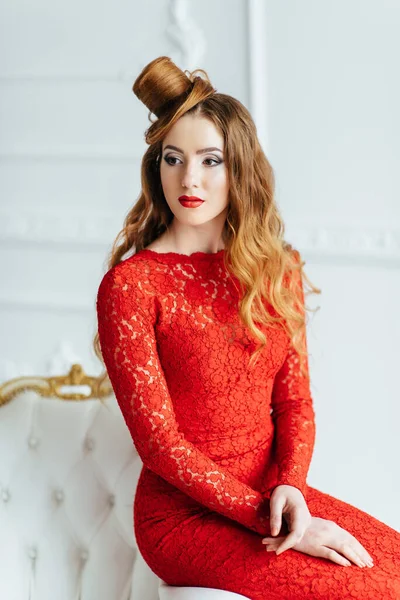 Молодая Девушка Рыжими Волосами Ярко Красном Платье Светлой Комнате Старинном — стоковое фото