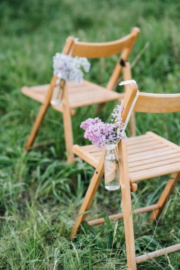 Doğal çiçeklerden yapılmış zarif düğün süsleri.