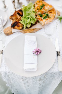 Doğal çiçeklerden yapılmış zarif düğün süsleri.