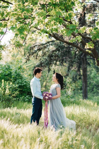 Cara Uma Menina Caminham Jardim Primavera Lilases Antes Cerimônia Casamento — Fotografia de Stock