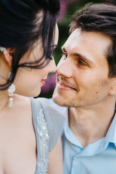 Cara Uma Menina Caminham Jardim Primavera Lilases Antes Cerimônia Casamento — Fotografia de Stock