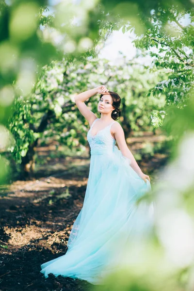 Brünettes Mädchen Einem Türkisfarbenen Kleid Das Frühlingsgarten Spaziert — Stockfoto