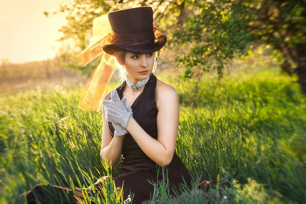 Jovem Loira Menina Vestido Vintage Marrom Chapéu Superior Livro Jardim — Fotografia de Stock