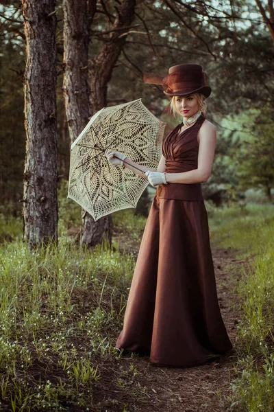 Jovem Loira Menina Vestido Vintage Marrom Chapéu Superior Floresta — Fotografia de Stock