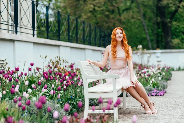 Kızıl Saçlı Genç Kız Ağaçlar Mimari Objeler Arasında Bir Parkta — Stok fotoğraf