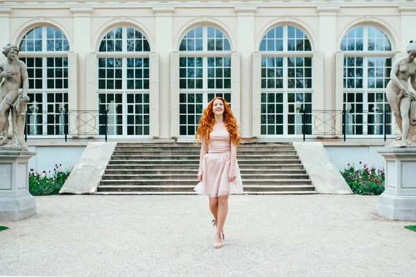 Ragazza Dai Capelli Rossi Passeggia Parco Tra Alberi Oggetti Architettonici — Foto Stock