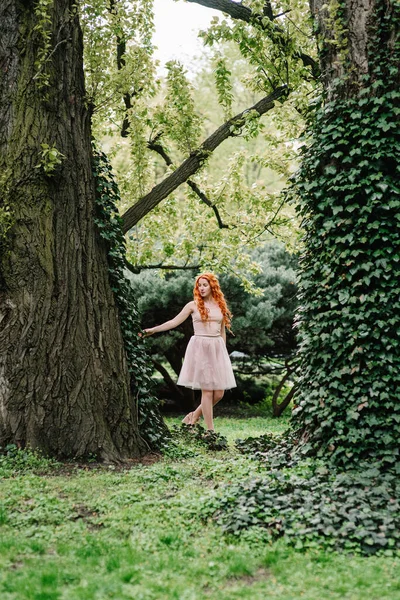 Рыжая Молодая Девушка Гуляющая Парке Между Деревьями Архитектурными Объектами — стоковое фото