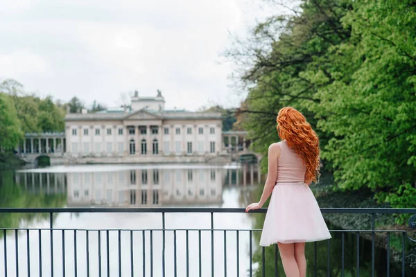 Menina Ruiva Andando Parque Entre Árvores Objetos Arquitetônicos — Fotografia de Stock