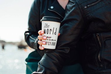 Mutlu adam ve kız eski Avrupa 'nın Gdansk şehrindeki turistik caddelerinde yürüyorlar.