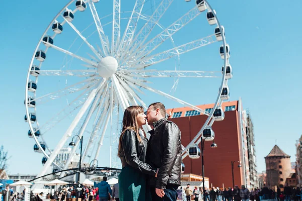 Feliz Chico Chica Caminando Por Las Calles Turísticas Vieja Europa —  Fotos de Stock