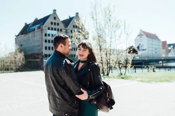 Cara Feliz Menina Andando Pelas Ruas Turísticas Velha Europa Cidade — Fotografia de Stock