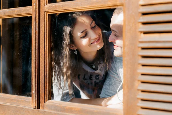 Homme Fille Dans Maison Près Fenêtre Donnant Sur Paysage Enneigé — Photo