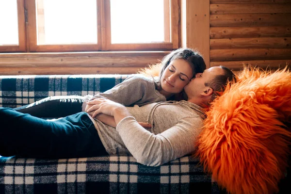 Homme Fille Dans Maison Près Fenêtre Donnant Sur Paysage Enneigé — Photo