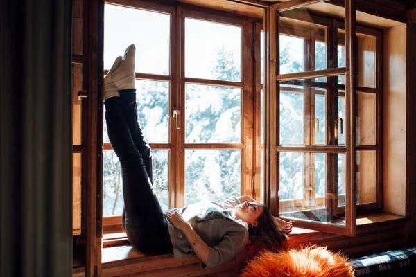 Κορίτσι Στο Σπίτι Κοντά Στο Παράθυρο Θέα Ένα Χιονισμένο Τοπίο — Φωτογραφία Αρχείου
