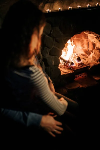 Chłopak Dziewczyna Siedzą Drewnianym Domu Tle Płonącego Kominka — Zdjęcie stockowe