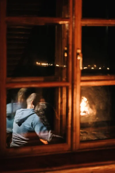 Cara Menina Estão Sentados Uma Casa Madeira Fundo Uma Lareira — Fotografia de Stock