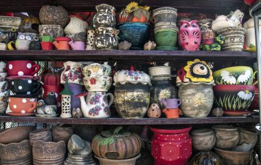 Sırbistan, Sep 14, 2017: Zlakusa köyündeki el işi çömlek dükkanı