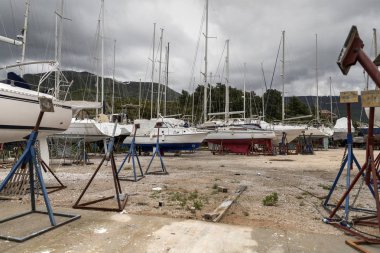 Tivat, Karadağ, 29 Nisan 2019: Marina rıhtımına park edilmiş yatlar