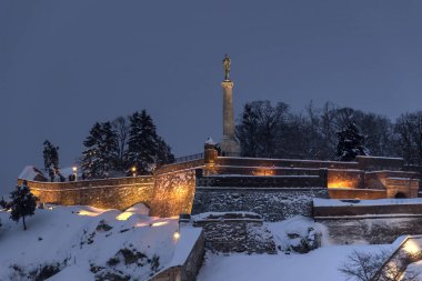 Belgrad, Sırbistan - Kalemegdan Parkı 'ndaki Victor (Pobednik) heykeli kışın alacakaranlıkta görülüyor