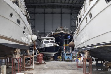 Tivat, Karadağ, 29 Nisan 2019: Marina rıhtımına park edilmiş yatlar