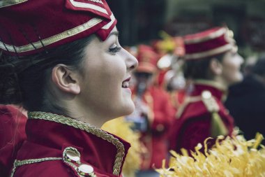 Belgrad, Sırbistan, 22 Şubat 2017: Herceg Novi 'den (Karadağ) çoğunluk ve müzisyenler, Adriyatik kıyısında kış mevsiminin sona ermesini kutlayan mimoza şöleninin onuruna K. Mihailova Caddesi' nde düzenlenen geçide katıldılar.