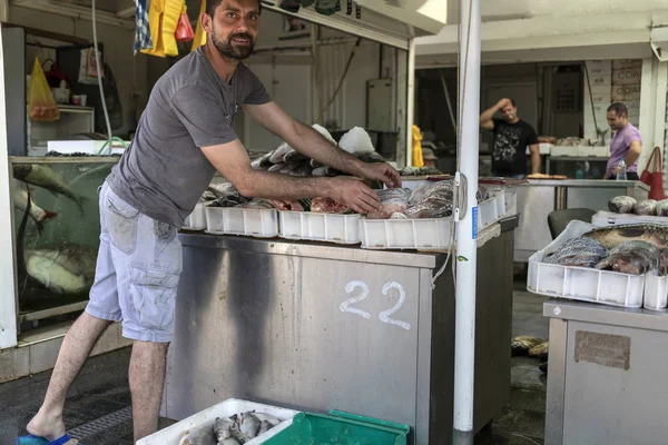 Belgrad Serbien Juni 2019 Verkäufer Sortiert Fisch Seinem Stand Auf — Stockfoto