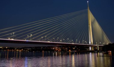 Belgrad, Sırbistan - Geceleri Sava Nehri 'ni kaplayan Ada Köprüsü manzarası