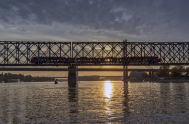 Belgrad, Sırbistan - Gün batımında Sava Nehri 'ni kapsayan köprüden geçen tren