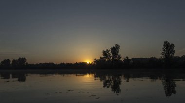 Tisa Nehri üzerinde gün doğumu (Tisza)